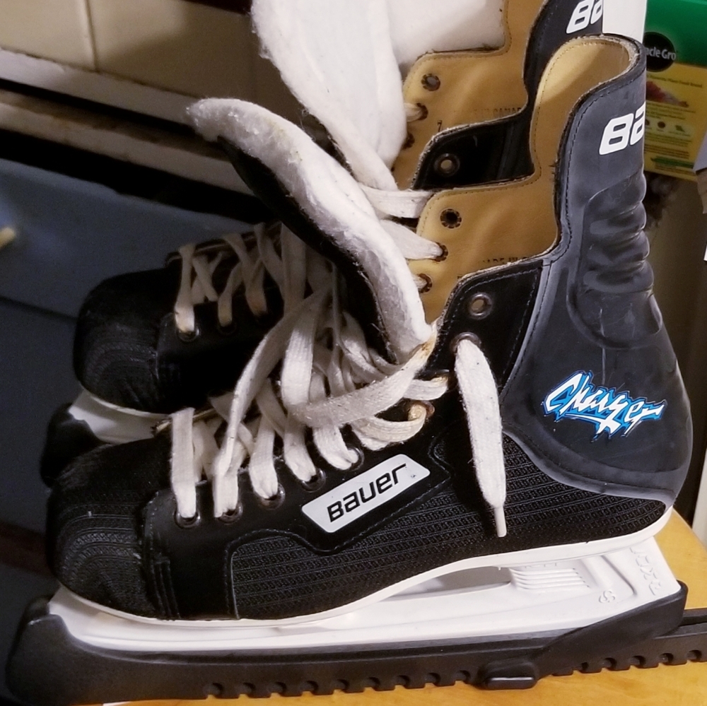 Bauer Charger Hockey Skates, in excellent used condition! Size 7